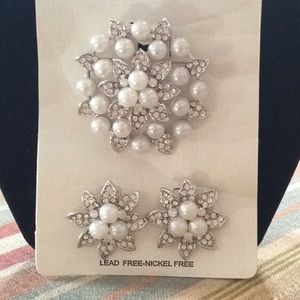 NWT pearl/rhinestone brooch & pierced earring set